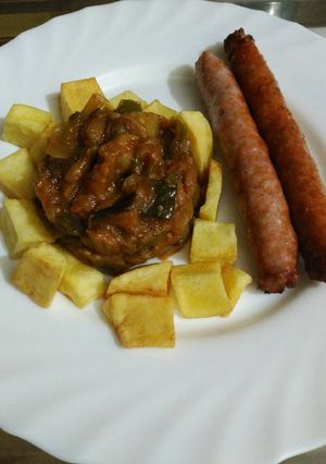 Una foto de Pisto con patatas y salchichas