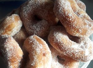 Una foto de Ricas Rosquitas con unos buenos Mates