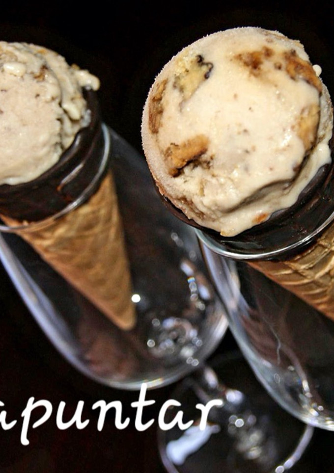 Una foto de Helado de vainilla y nueces
