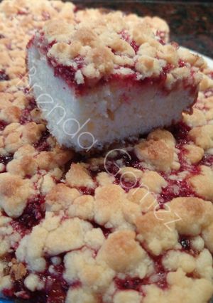 Una foto de Kuchen con mermelada y streusel