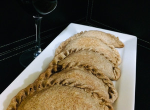 Una foto de Empanadas integrales con carne soya y vegetales 🌽🥕