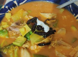 Una foto de Sopa de tortilla con pollo y verduras dieta fit light