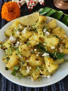 उकडलेल्या बटाट्याची किंवा सोल्या बटाट्याची भाजी (ukadlelya batatchyachi bhaji recipe in marathi) रेसिपी चे मुख्य फोटो