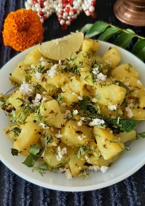 उकडलेल्या बटाट्याची  किंवा सोल्या बटाट्याची भाजी (ukadlelya batatchyachi bhaji recipe in marathi) रेसिपी चे मुख्य फोटो 
