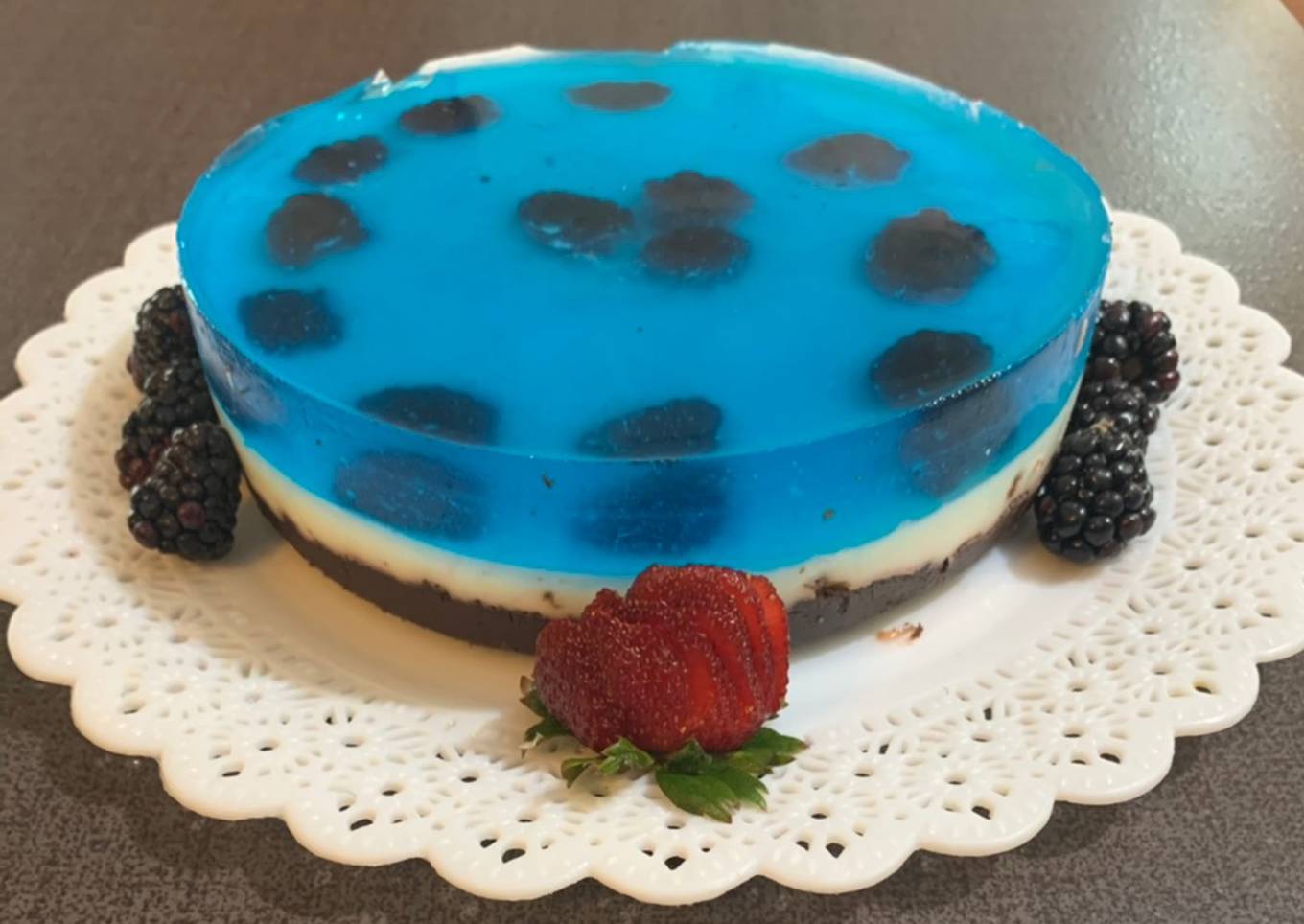 Gelatina de mora azul y coco, con galleta oreo de base