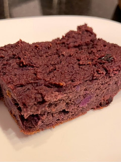 Una foto de Brownie de camote morado