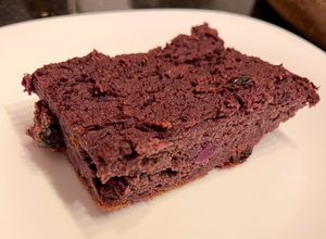 Una foto de Brownie de camote morado