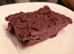 Una foto de Brownie de camote morado