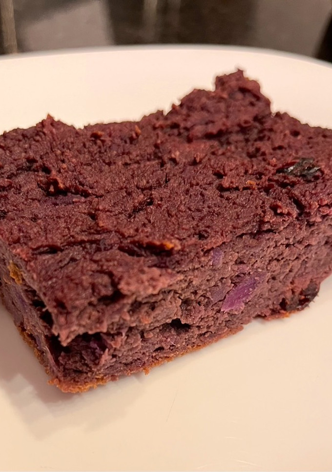 Una foto de Brownie de camote morado
