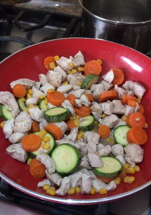 Una foto de Pollo con calabazas y zanahorias