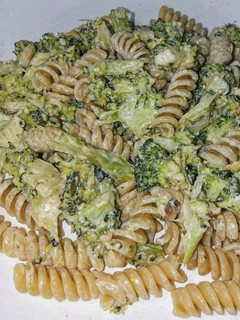Una foto de Pasta con brócoli y crema!!