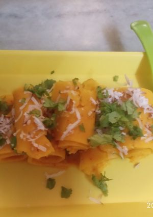 A picture of Khandvi.