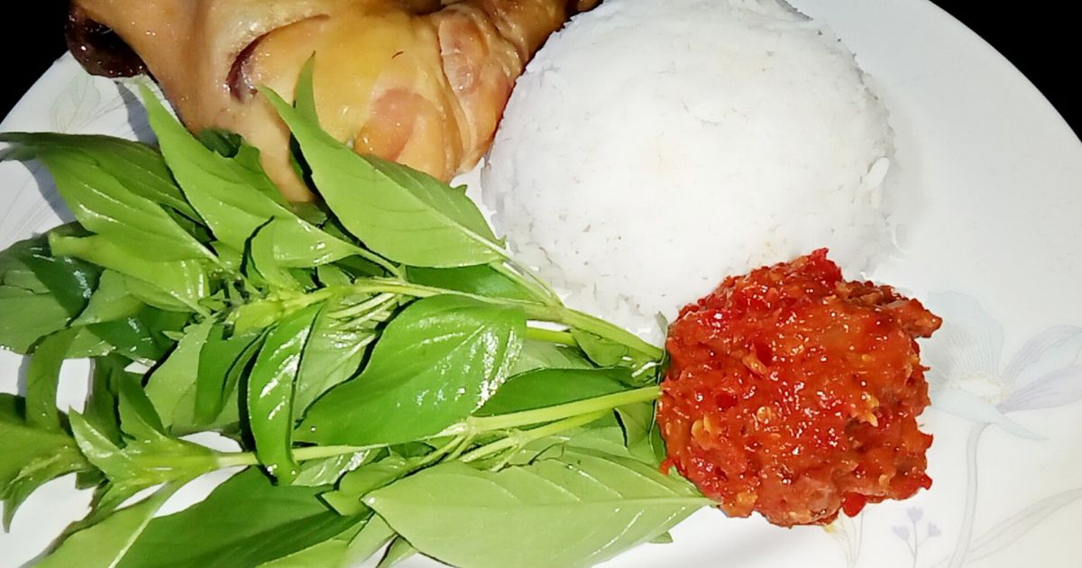Nasi Ayam Panggang Sederhana dan Tersimpel Dengan Lalapan Kemangi Sambal Terasi