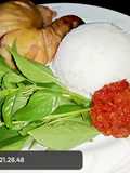 Nasi Ayam Panggang Sederhana dan Tersimpel Dengan Lalapan Kemangi Sambal Terasi
