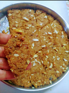 बेसन की बर्फी (Besan ki barfi recipe in hindi) रेसिपी मुख्य फोटो