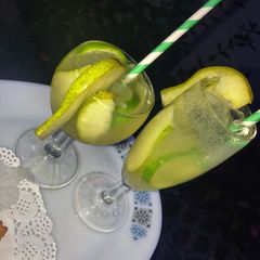 A picture of Pear lemonade.