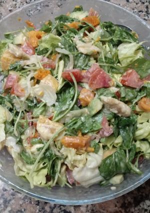 Una foto de Ensalada colorida de primavera