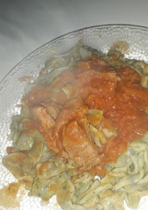 Una foto de Tallarines de acelga y salsa