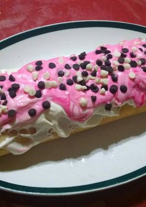 Una foto de Pionono dulce de crema y cereza🍒