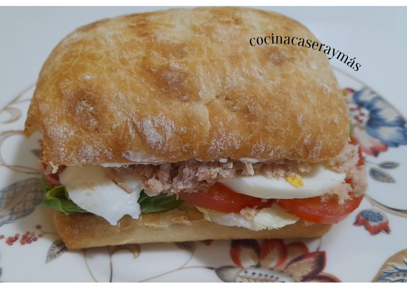 Bocadillo vegetal con atún