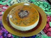 Una foto de flan chocolate blanco
