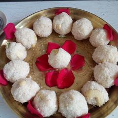 Nariyal ke laddu A picture of Nariyal ke laddu.