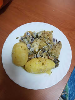 Una foto de Merluza en salsa verde con coquinas y papas cocidas