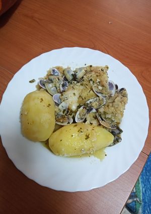 Una foto de Merluza en salsa verde con coquinas y papas cocidas