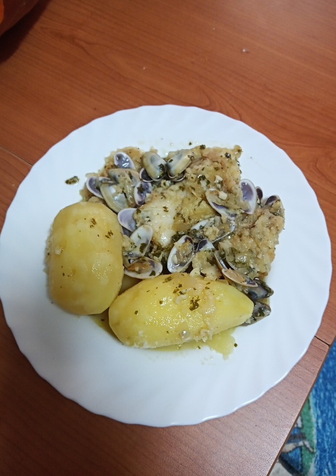 Una foto de Merluza en salsa verde con coquinas y papas cocidas
