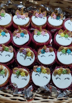 Una foto de Cupcakes con decoración unicornio sin tacc