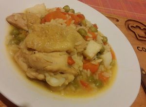 Una foto de Pollo con arvejas frescas al condifran
