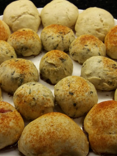 Una foto de Bollitos Saborizados Rellenos de Panchos "Frankfurters" y Queso