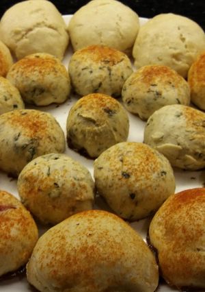 Una foto de Bollitos Saborizados Rellenos de Panchos "Frankfurters" y Queso