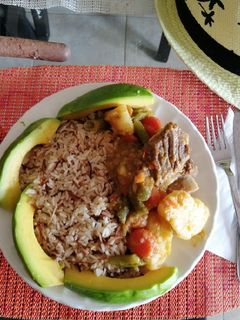 Una foto de Carne guisada con arroz de fideos frito