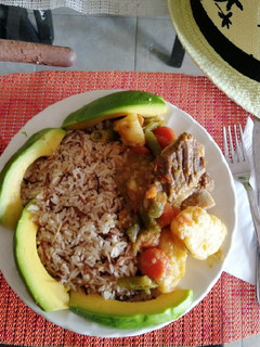 Una foto de Carne guisada con arroz de fideos frito