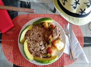 Una foto de Carne guisada con arroz de fideos frito