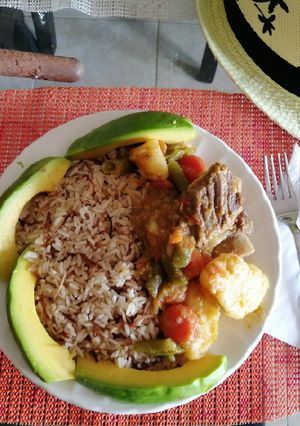 Una foto de Carne guisada con arroz de fideos frito