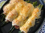 Una foto de espárrago con jamón y bechamel