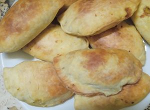 Una foto de Empanada de carre de cerdo picada con cuchillo