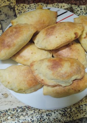 Una foto de Empanada de carre de cerdo picada con cuchillo
