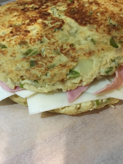 Una foto de Tortilla de patata rellena