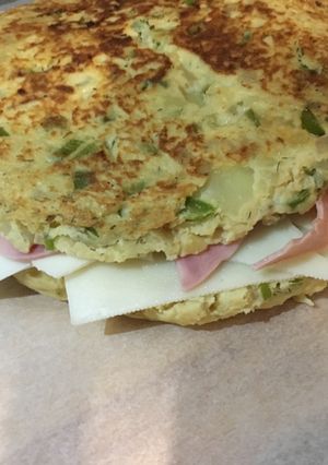 Una foto de Tortilla de patata rellena