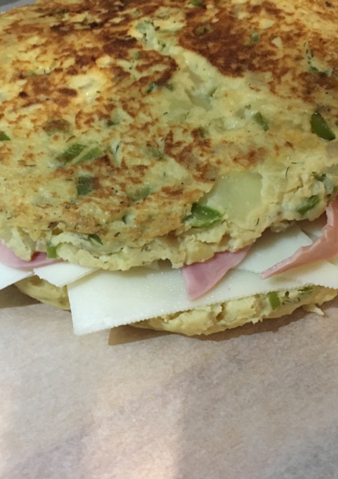 Una foto de Tortilla de patata rellena