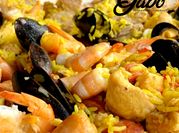 Una foto de paella pescado