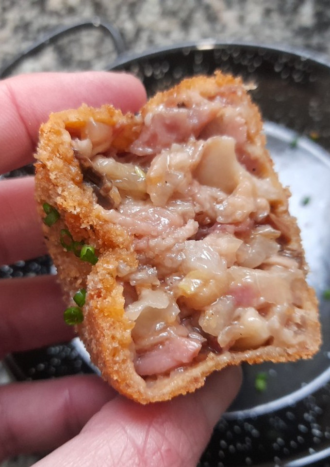 Una foto de Pies de cerdo y boletus rebozado
