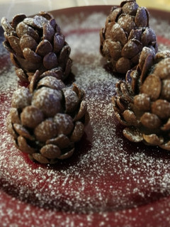 Una foto de Piñas navideñas de chocolate