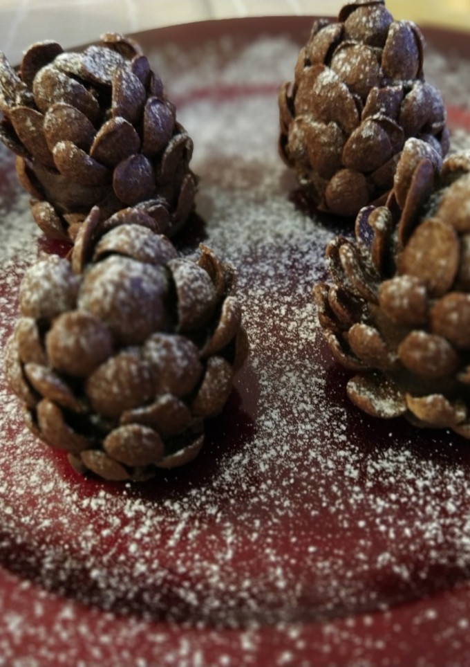 Una foto de Piñas navideñas de chocolate