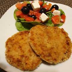 A picture of Croquetas de atún con ensalada de espinacas.