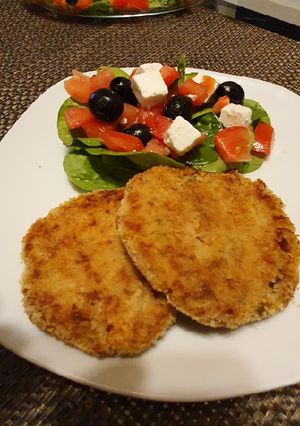 Una foto de Croquetas de atún con ensalada de espinacas
