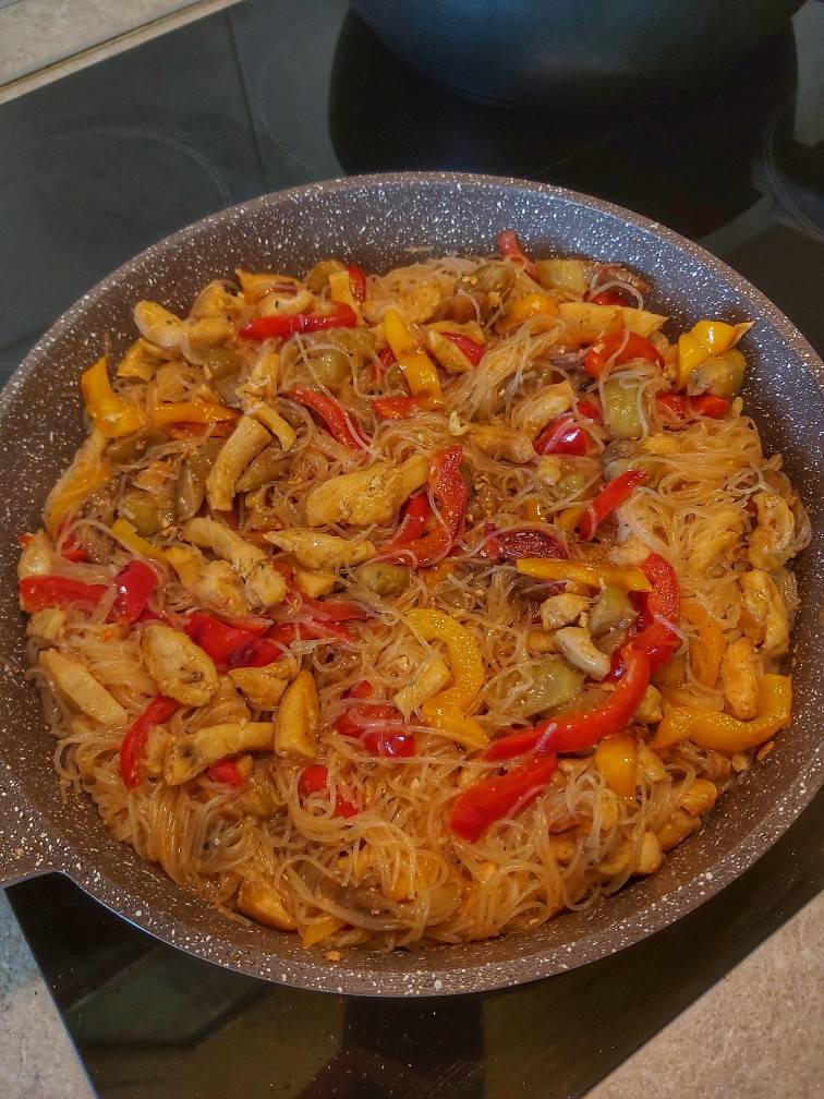 Фунчоза с курицей и овощами на сковороде с соевым соусом рецепт фото